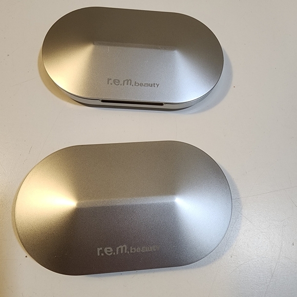 r.e.m Beauty Smitten Kitten Eyeshadow Palette Set Of 2 - Picture 4 of 10